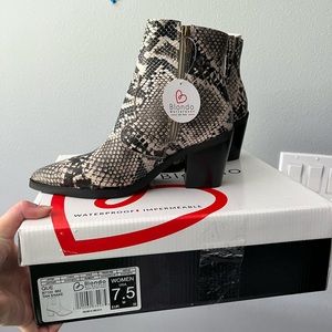 Blondo 7.5 BNWT Waterproof Booties
